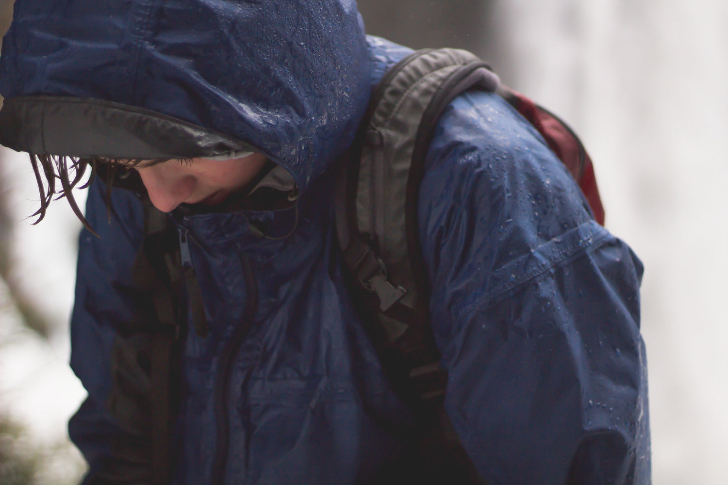 Imperméable garçon sous la pluie