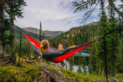 Les 10 essentiels de luxe que tu dois apporter en camping cet été
